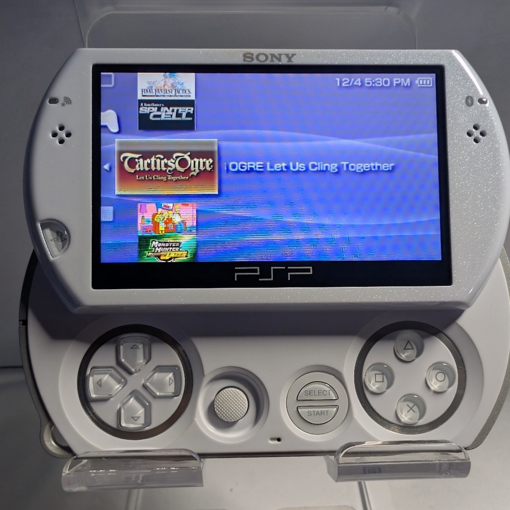 Sony PSP Go White - 128gb SD Card - 1000+ Games - Charger Included